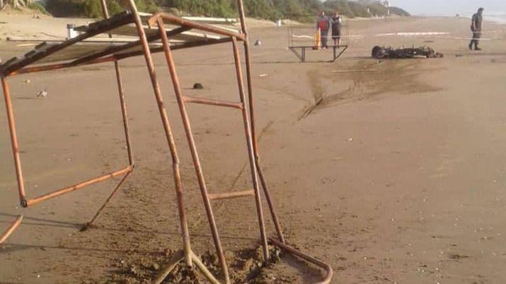 Mar de Ajoacute- una pareja circulaba en moto chocoacute un mangrullo y ambos murieron