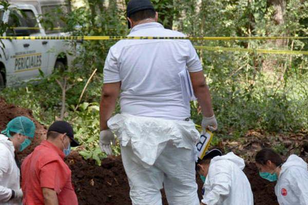 Encontraron al menos 18 cadaacuteveres en seis fosas clandestinas en Meacutexico 