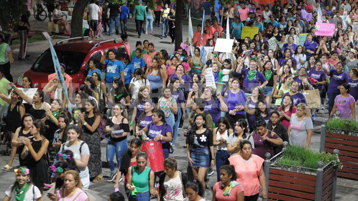 Imaacutegenes  Multitudinaria marcha por los derechos de la mujer