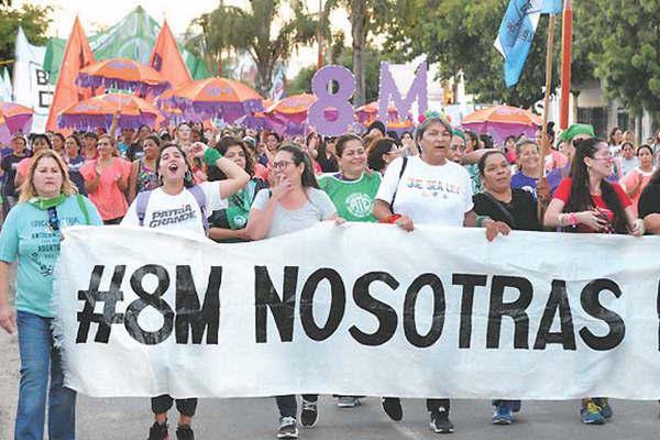 Cientos de mujeres marcharon para decir basta de violencia