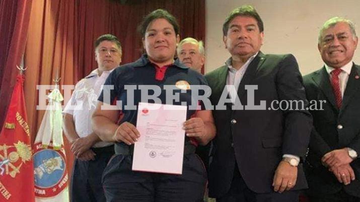 La oficial auxiliar María Lizrraga durante la entrega de la distinción