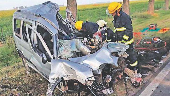 Degolloacute a su pareja huyoacute y fallecioacute al chocar contra un camioacuten