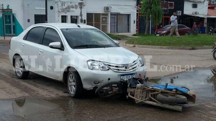 Fuerte choque entre moto y auto dejó una mujer herida