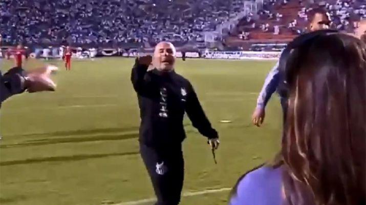 VIDEO  Sampaoli insultoacute al DT rival y tratoacute de pelear con eacutel