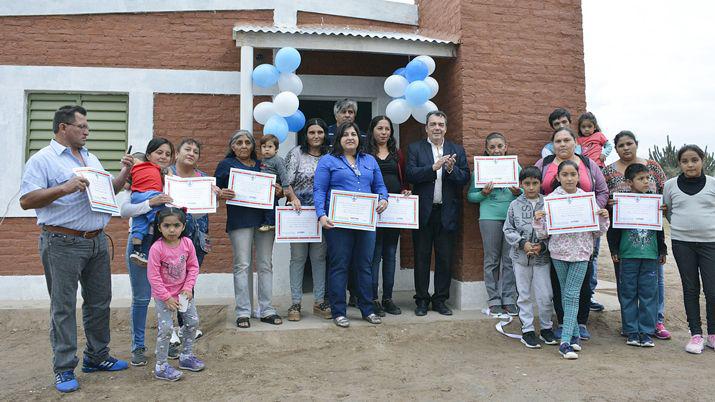 Entregan viviendas sociales a vecinos de Garza