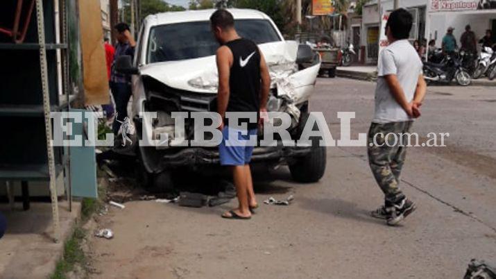 A raíz del accidente el frente de la camioneta quedó destrozada