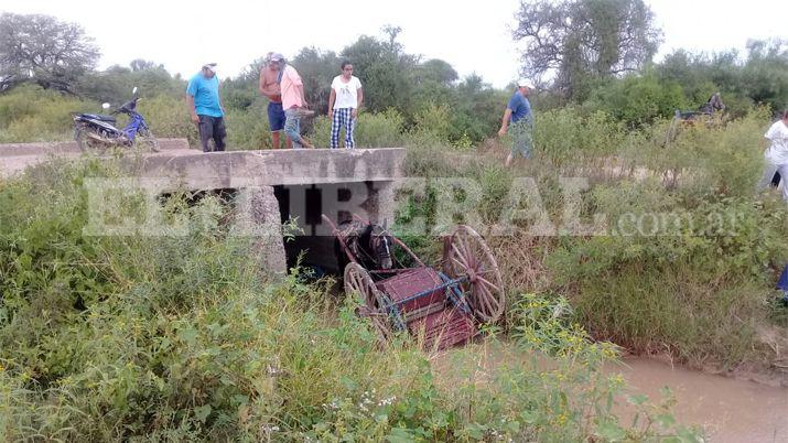 Paseaban en sulky se asustoacute el caballo y terminaron dentro de un canal