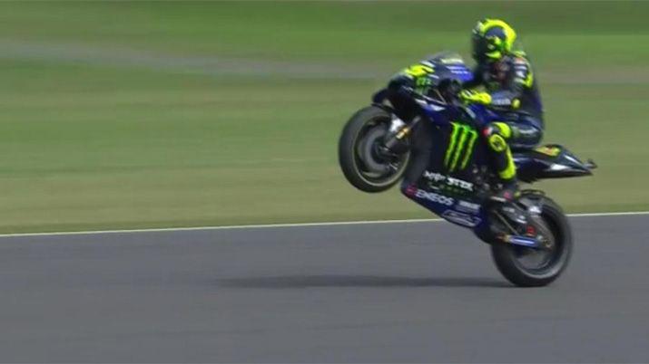 VIDEO  El wheelie de Valentino Rossi que hizo delirar a los fans