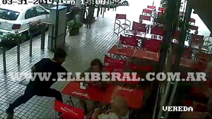 Video  Le robaron la cartera a una mujer desde una confiteriacutea ceacutentrica