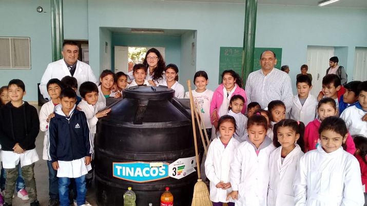 Entregan materiales en escuelas de La Falda y de Sentildeora Pujio