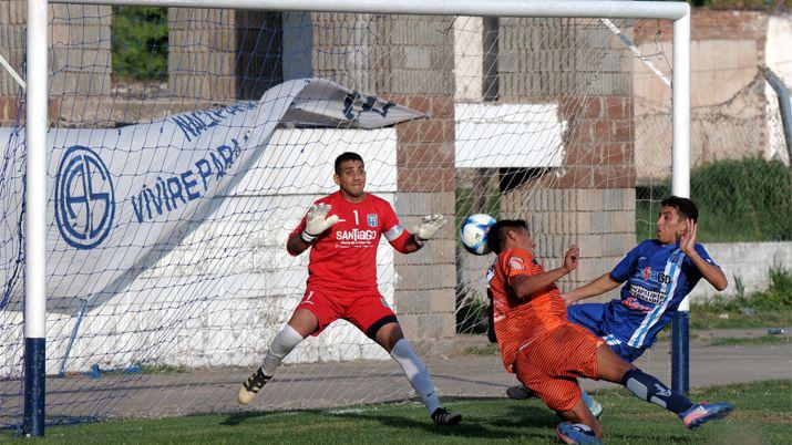 Sportivo Fernaacutendez vencioacute a Sarmiento por 2 a 1