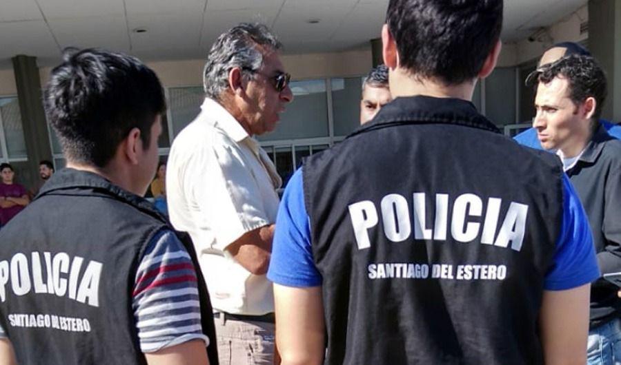 Detienen a un policiacutea retirado por quedarse con el dinero de los adicionales