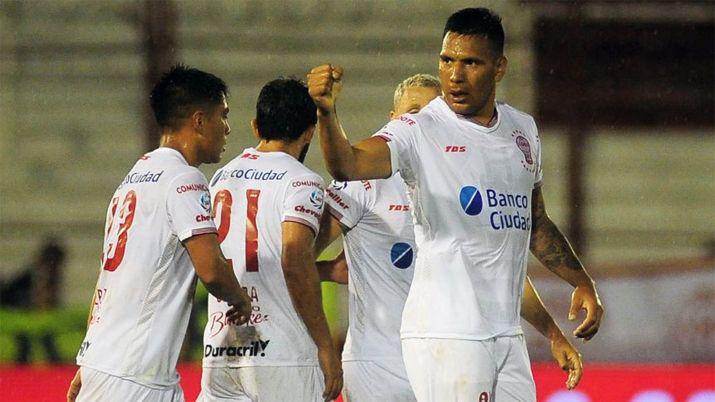 Huracaacuten volvioacute a la victoria ante Atleacutetico Tucumaacuten