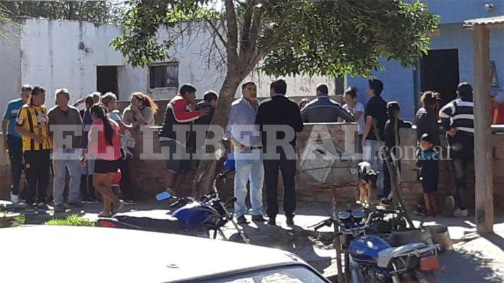 Encontroacute a su  pareja ahorcada en el fondo de su casa