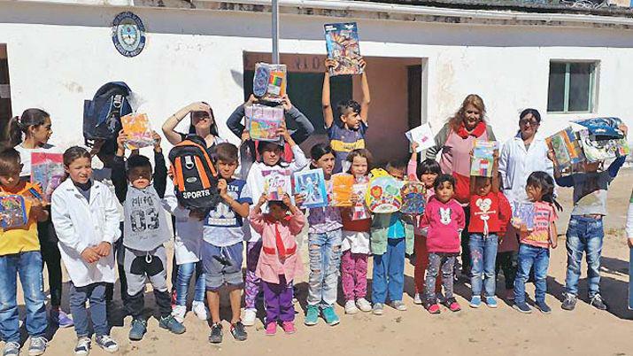 Leones y Leos bandentildeos siguen entregando uacutetiles escolares