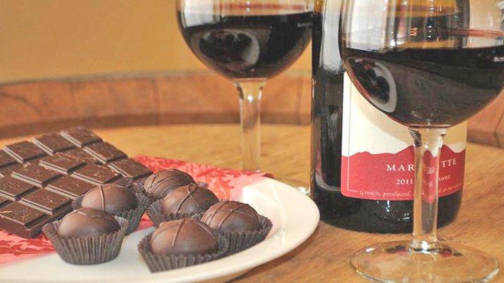 Estudio revela que tomar vino tinto y comer chocolate podriacutea prevenir el envejecimiento