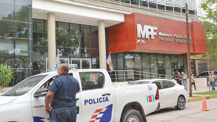 Secuestran 30 DNI y 90 fotocopias a gestora por estafa con falsos traacutemites de casas del Ipvu