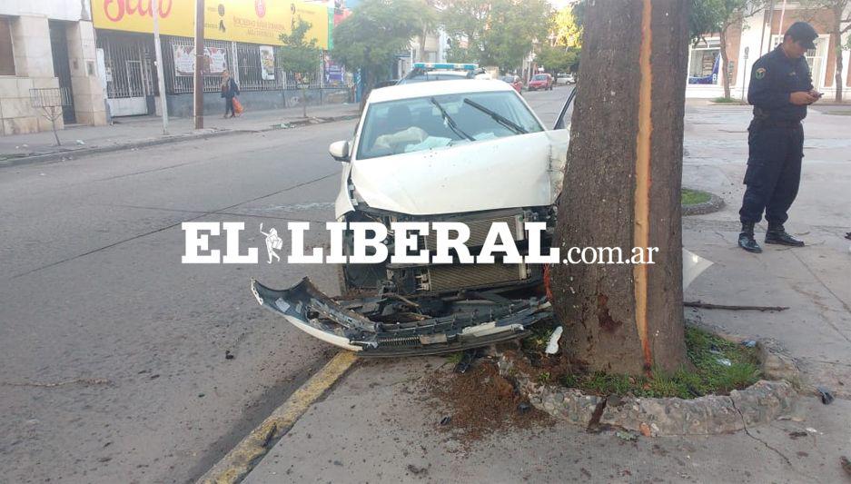 Perdioacute el control de su auto y se estrelloacute contra un aacuterbol