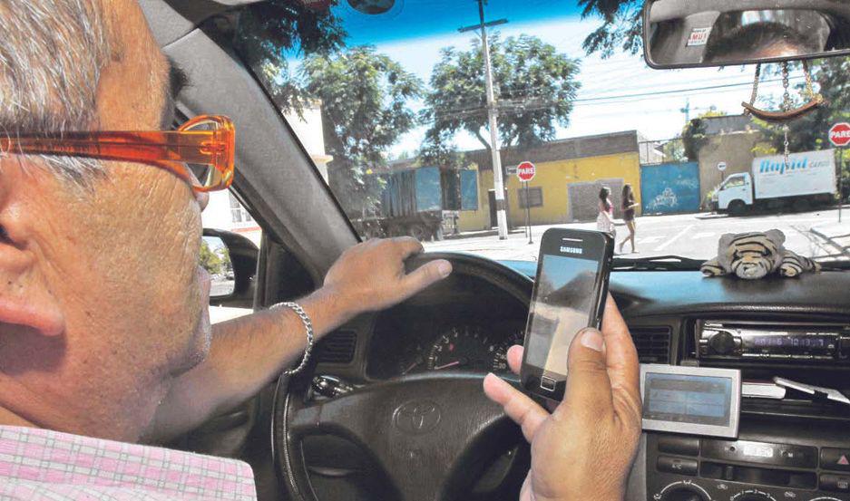 Advierten que la gente no mide el riesgo de usar el celular mientras maneja un vehiacuteculo