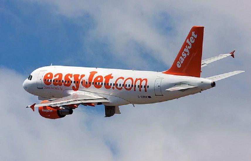 Un pasajero intenta abrir la puerta de un avioacuten en pleno vuelo