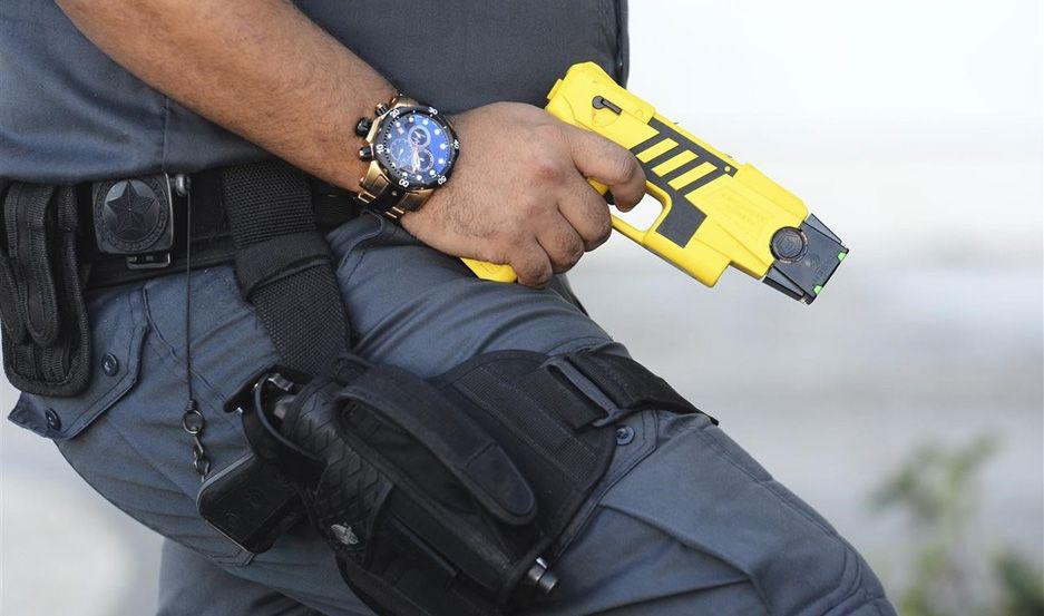 VIDEO  Asiacute funciona las pistolas Taser