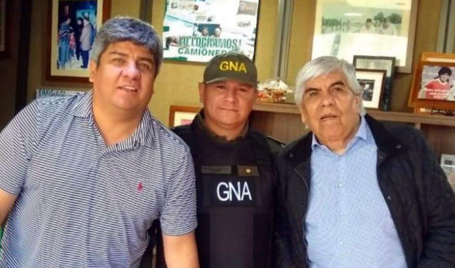 Comandante de Gendarmeriacutea se sacoacute una foto con los Moyano y lo pasaron a disponibilidad