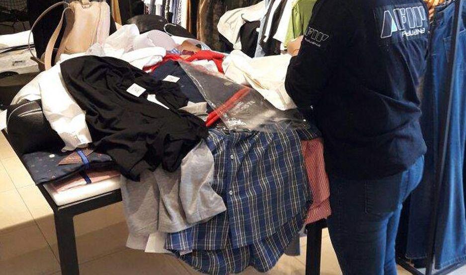 Allanaron dos inmuebles en los que vendiacutean ropa Lacoste sin autorizacioacuten