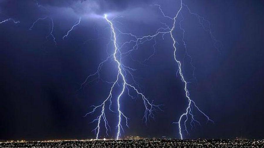 Casi es fulminada por un rayo al querer filmar una tormenta