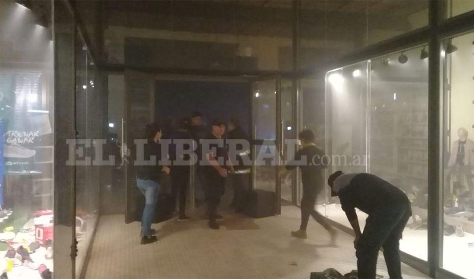 Antildeatuya- temor por el incendio de una zapateriacutea en pleno centro