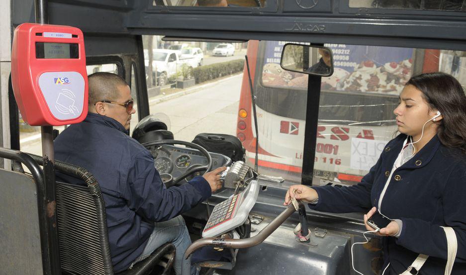 Levantaron el paro las liacuteneas interurbanas pero otras continuacutean con la medida