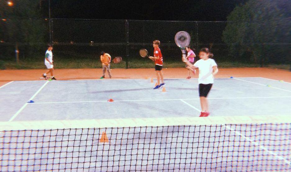 Siguen las clases de tenis en el Club de Ingenieros