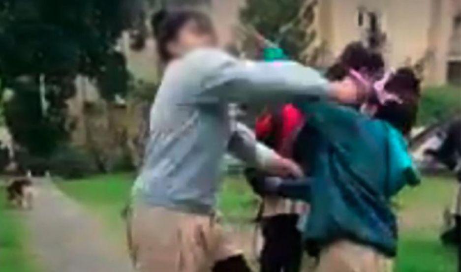 Viralizan video de una salvaje pelea entre alumnas bandentildeas