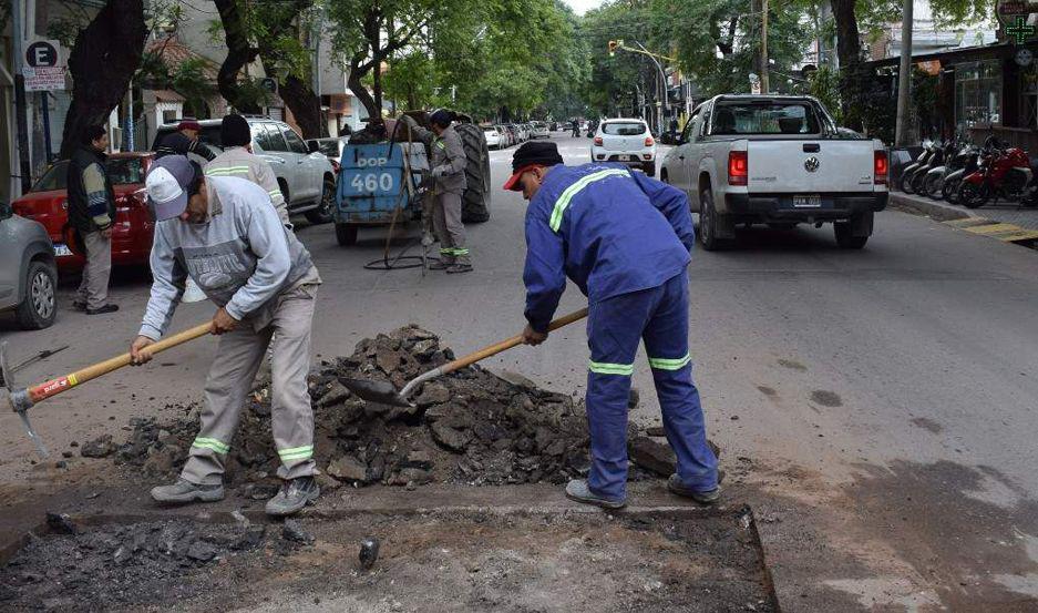 Los trabajos de bacheo en calle Viano avanzan hacia avenida Roca