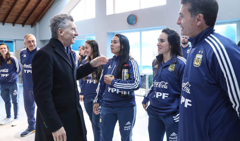 Mauricio Macri se hizo presente en Ezeiza  para despedir a la seleccioacuten nacional femenina