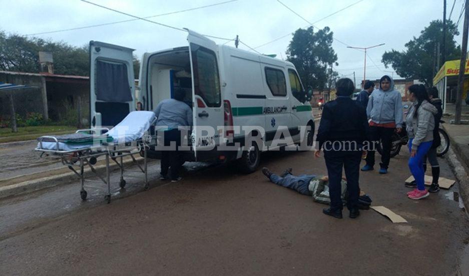 Conductor derrapoacute de su moto tras hundirse en una canaleta