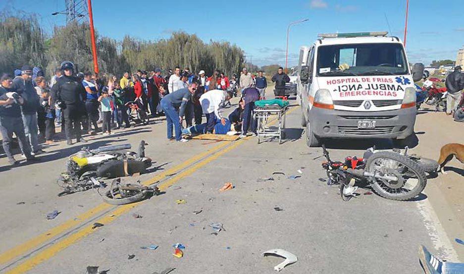 Terrible choque frontal de motos con un friense grave y un catamarquentildeo con escoriaciones