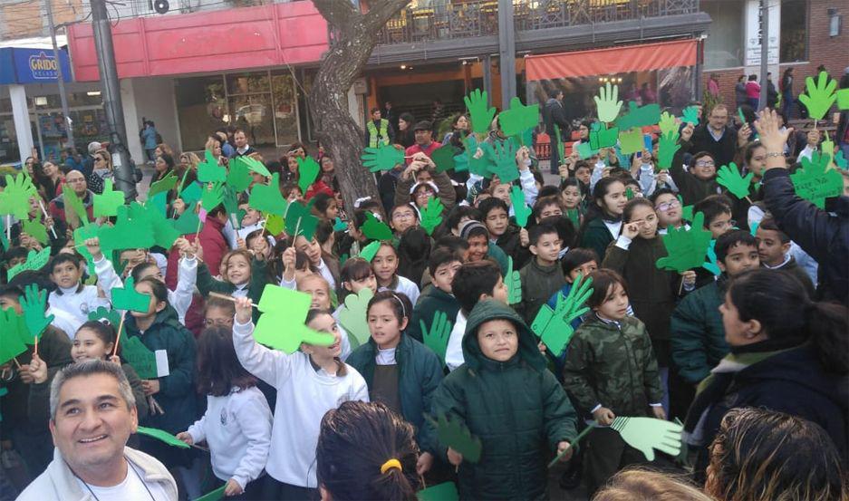 VIDEO  Cientos de nintildeos celebraron el Diacutea del Medio Ambiente en la Plaza Libertad