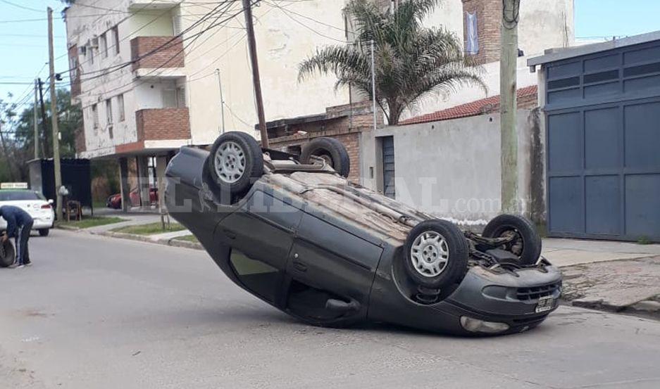 Volviacutea de una fiesta y volcoacute con su auto