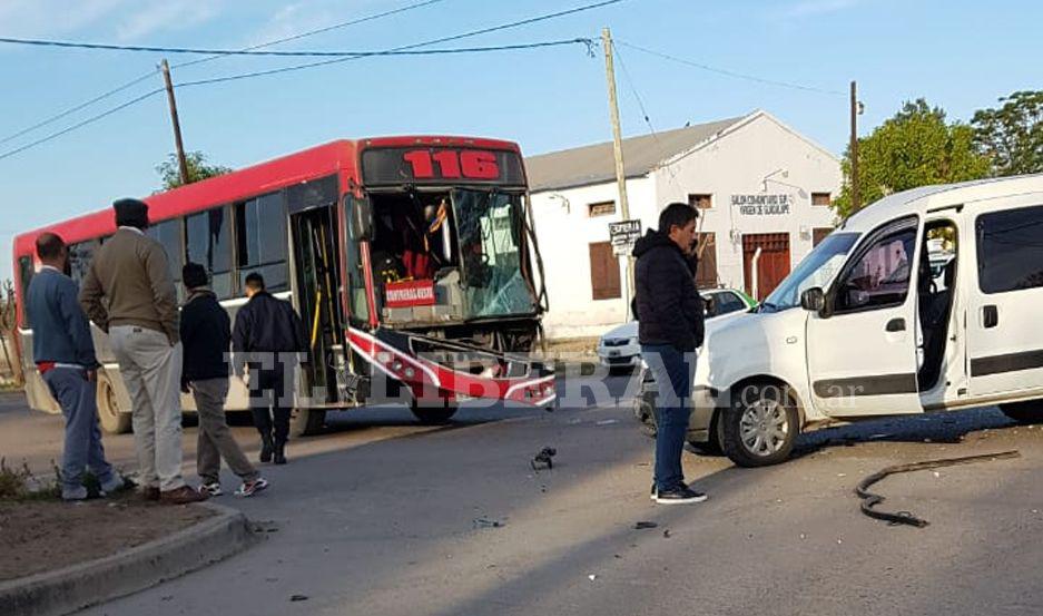 Fuerte choque entre un colectivo y un utilitario dejoacute soacutelo dantildeos materiales