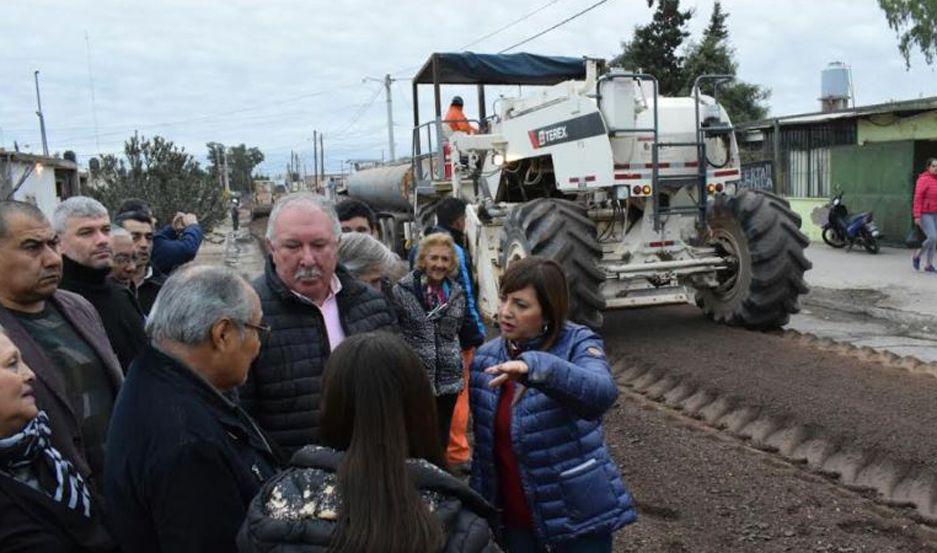 Fuentes supervisó la obra de pavimento de calle Presbítero Jorge Beratz en el Ejército Argentino