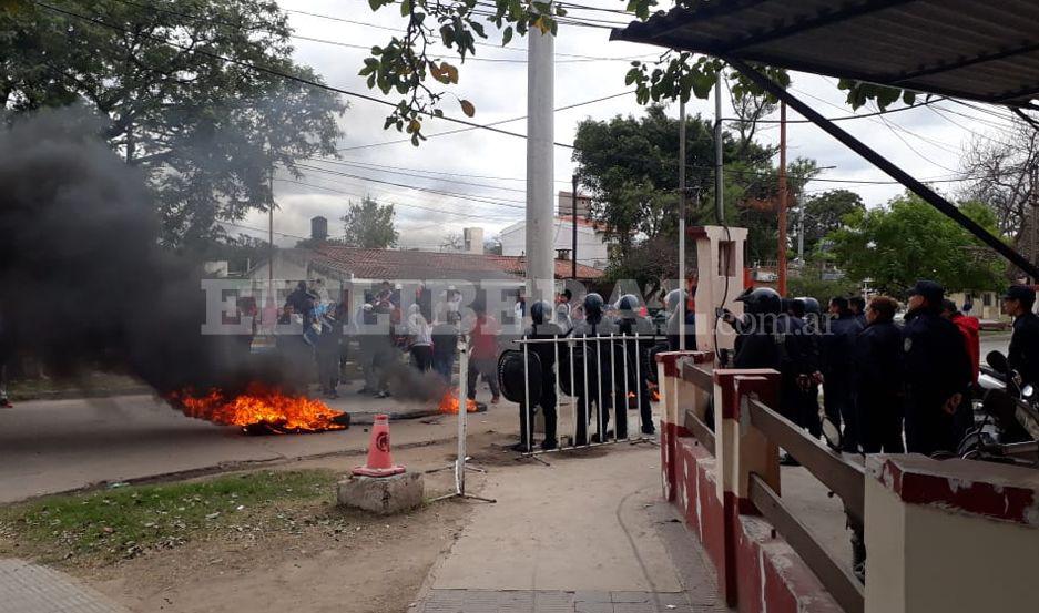 VIDEO  Los vecinos de la joven baleada protestaron frente a la Comisariacutea 5ordf