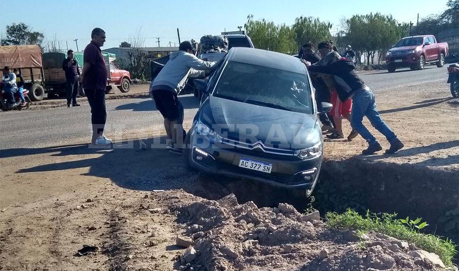 Automoacutevil fuera de control cayoacute en una zanja