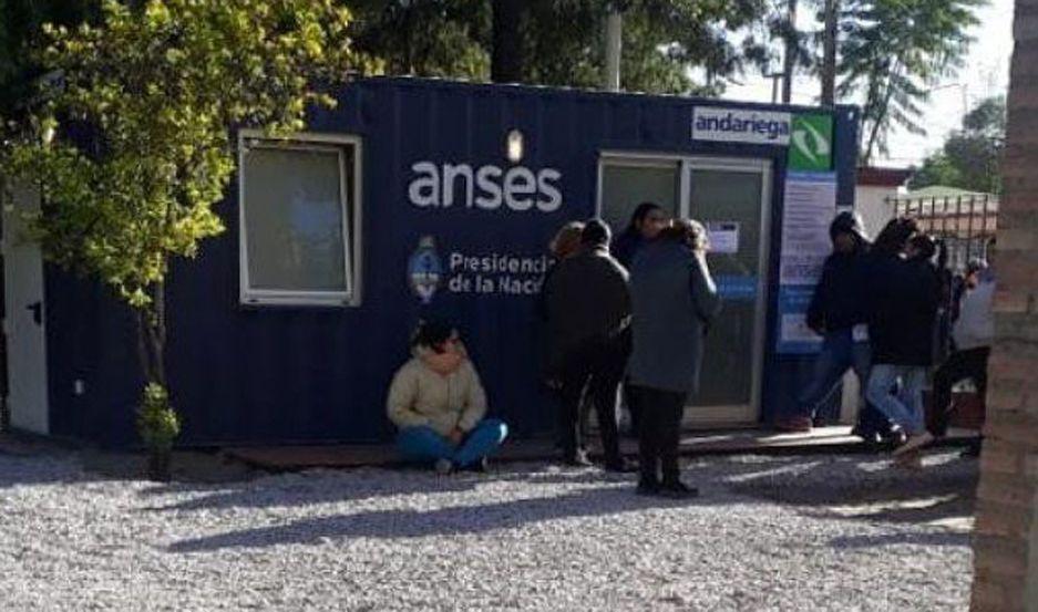 Numerosas quejas de personas que esperaron a la intemperie y en plena helada ser atendidos en oficina moacutevil de Anses