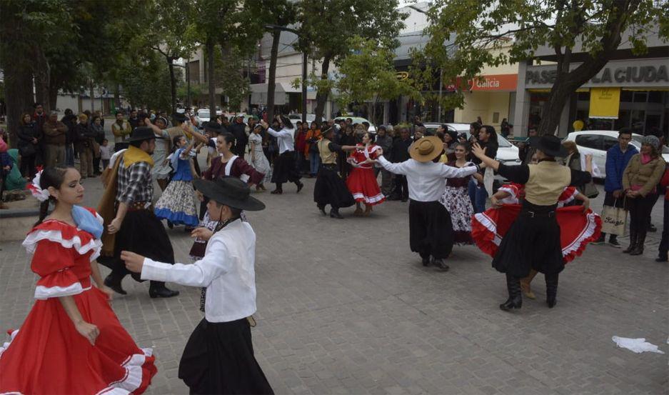 La Accioacuten Folcloacuterica por la Ciudad del Barco dio inicio a los festejos por el aniversario de Santiago