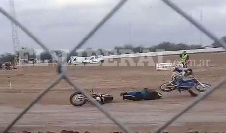 Terrible accidente en una carrera de motos en Colonia Dora