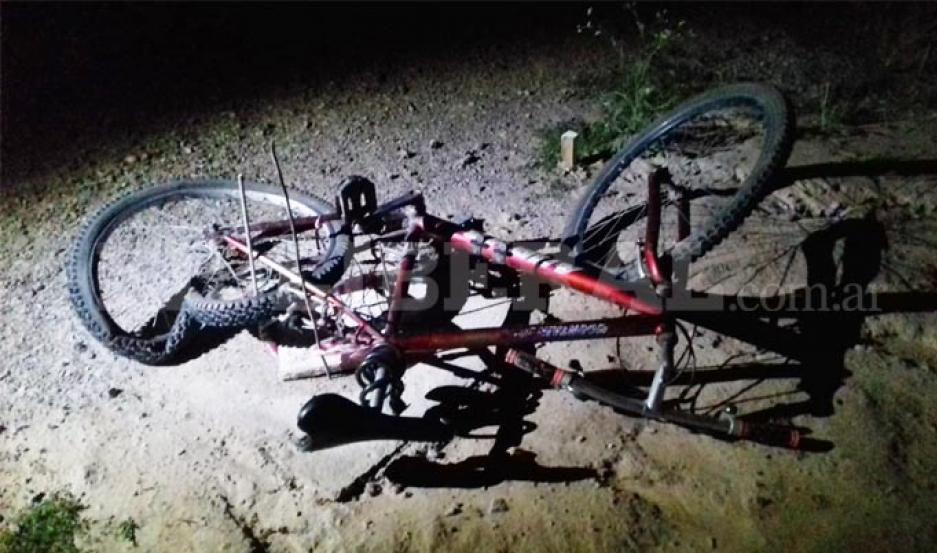 Un ciclista fue embestido por un automoacutevil y murioacute en el acto