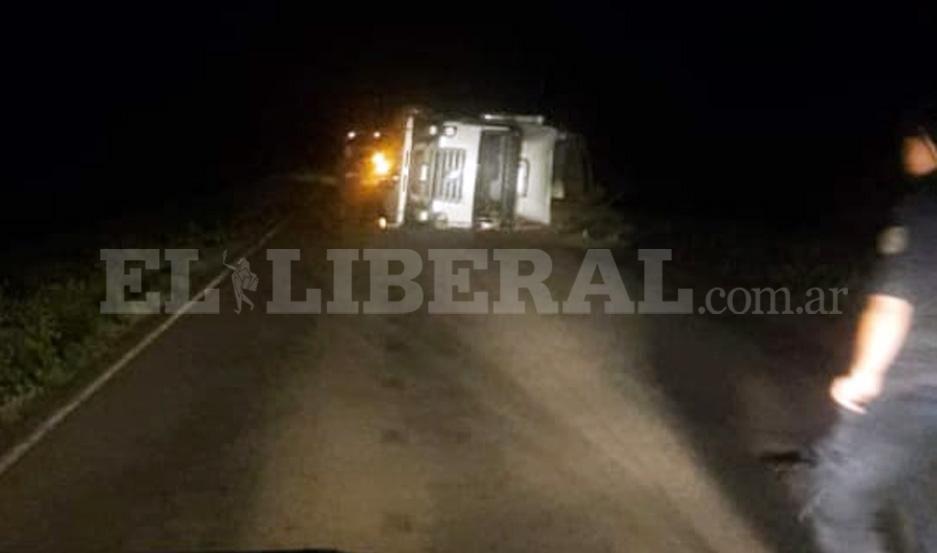 Un camionero tuvo que ser internado tras volcar en Santa Catalina