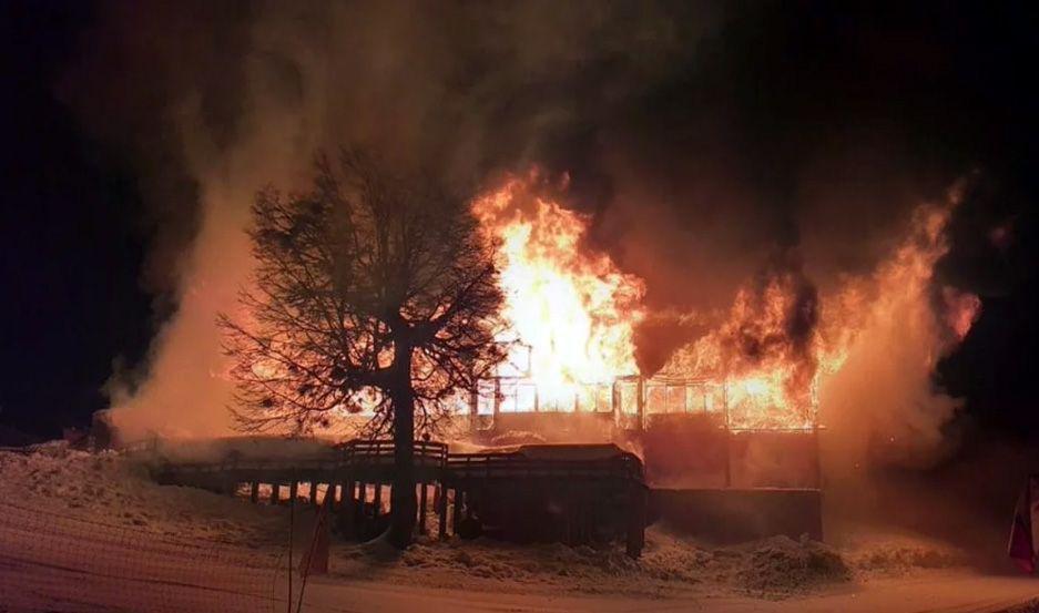 VIDEO  Un incendio destruyoacute la confiteriacutea del cerro Chapelco