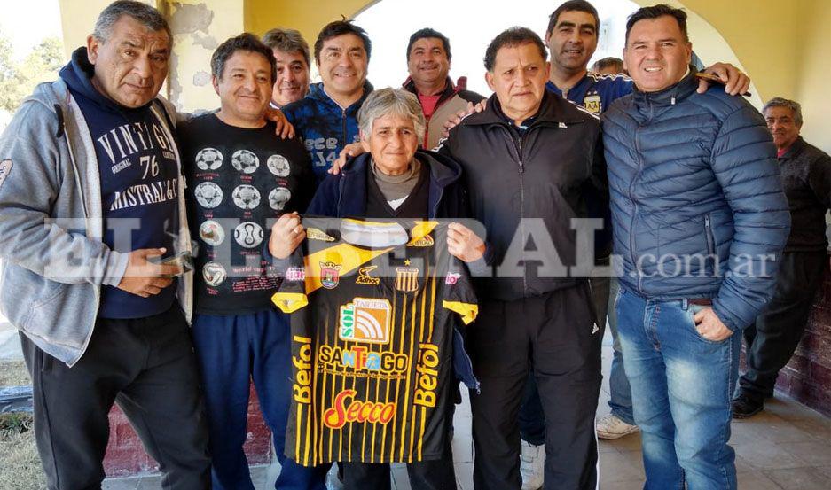 Ex jugadores del Club Atlético Mitre (CAM) viajaron a Añatuya para recordar a René Bravo