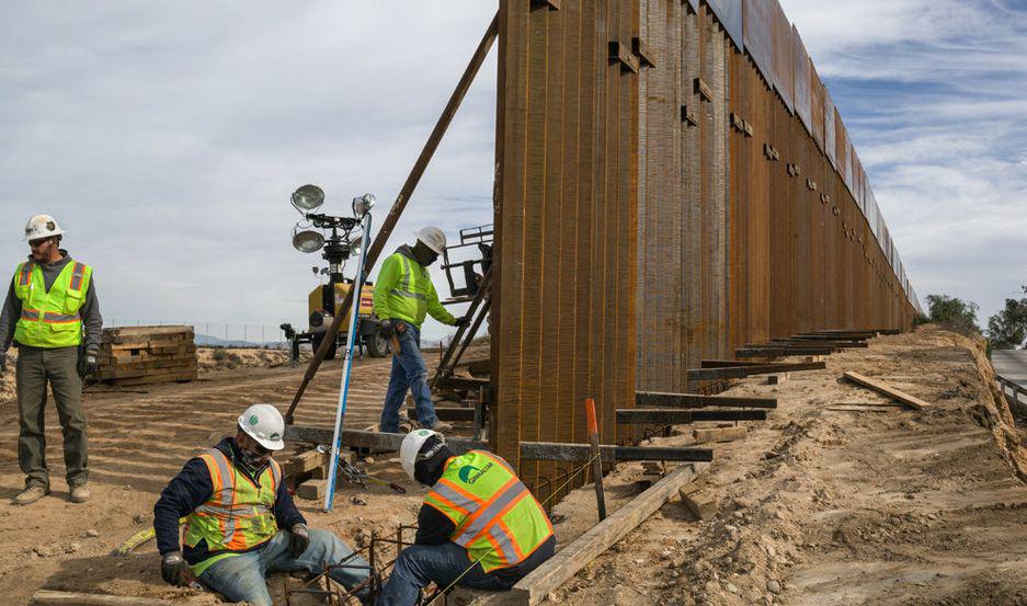 La Corte Suprema habilitoacute a Trump para disponer de US 2500 millones para construir el muro con Meacutexico